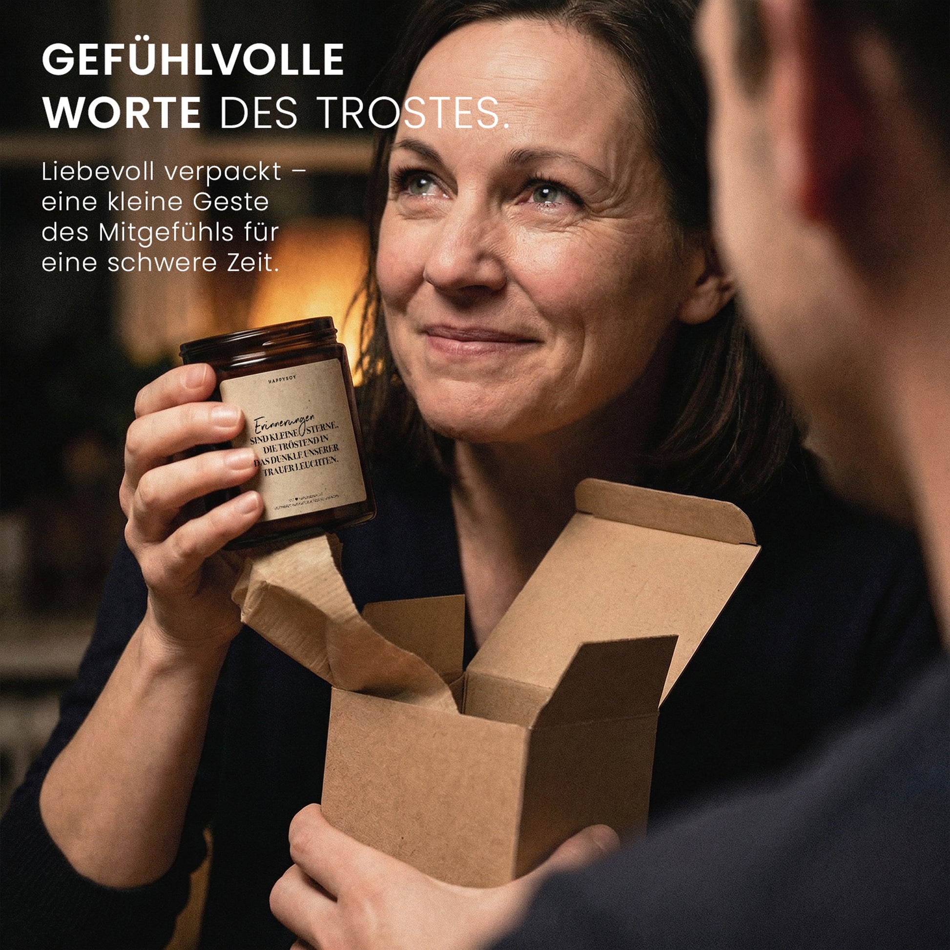 Erinnerungen sind kleine Sterne die tröstend leuchten - Duftkerze mit Spruch als Trostgeschenk, liebevolle Aufmunterung für Trauer, Kerze im Glas mit blumigem Duft - Bild 4