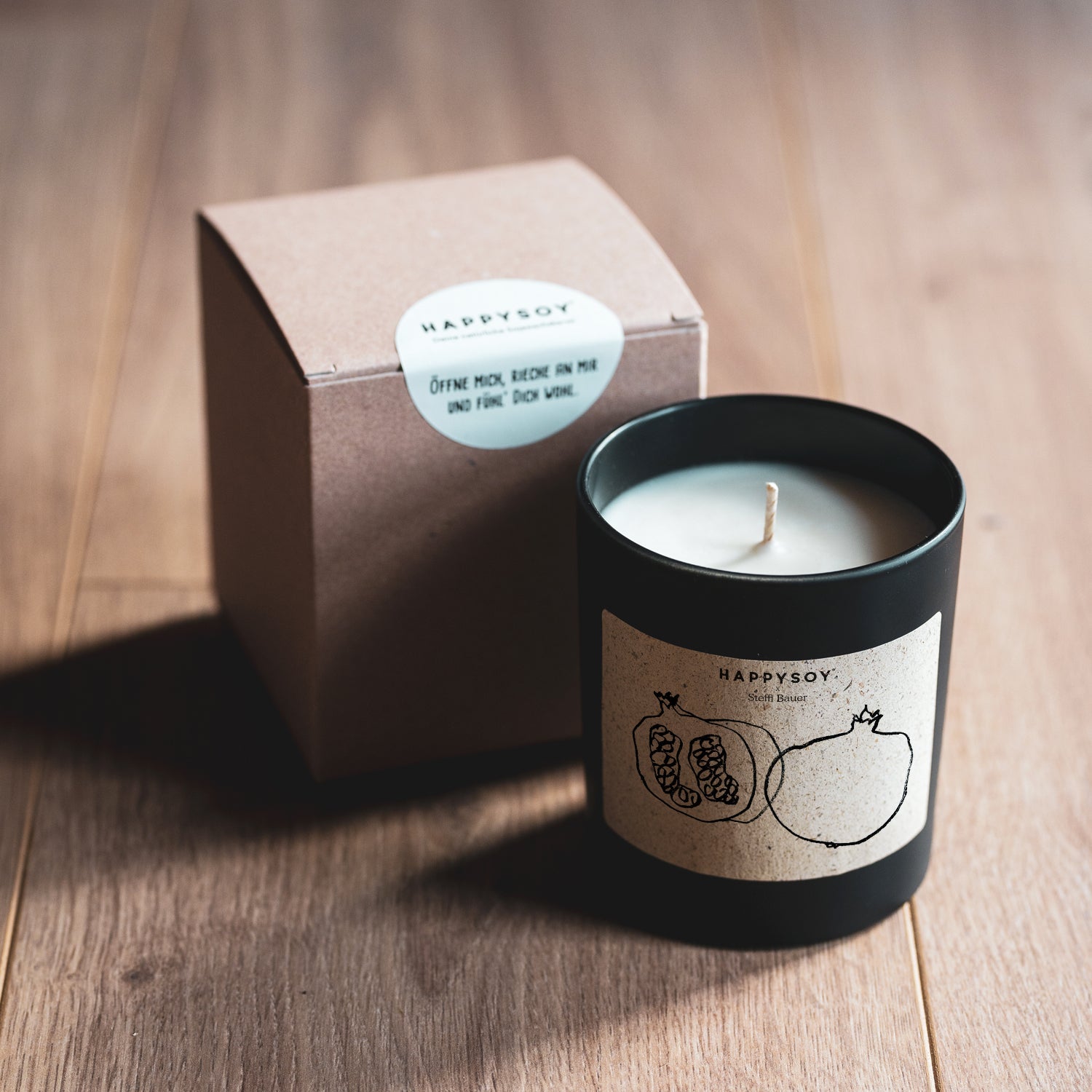 Duftkerze - HAPPYSOY® Art Collection by Steffi Bauer "Granatapfel" - Happysoy®