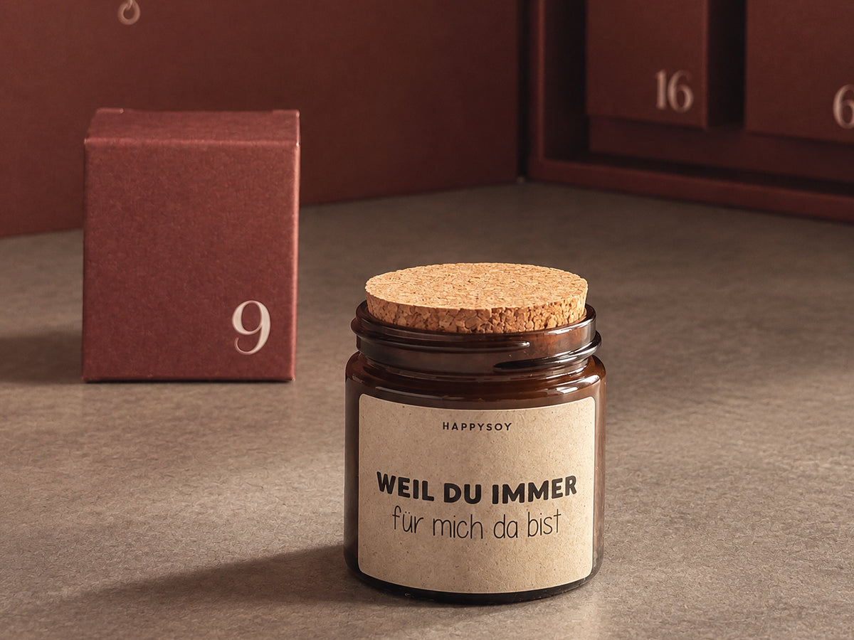 HAPPYSOY Duftkerze im Braunglas mit Korkdeckel vor dem Adventskalender